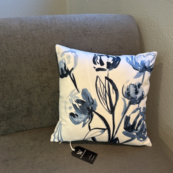 Throw Pillow Sky Blue and Navy Floral Motif - Picture 2 of 5